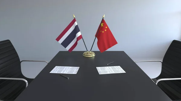 Bandeiras da Tailândia e da China e papéis na mesa. Negociações e assinatura de um acordo internacional. Renderização 3D conceitual — Fotografia de Stock