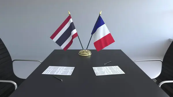 Bandeiras da Tailândia e França e papéis na mesa. Negociações e assinatura de um acordo internacional. Renderização 3D conceitual — Fotografia de Stock