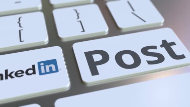 LinkedIn bedrijfslogo en post tekst op de toetsen van het toetsenbord van de computer, redactionele conceptuele animatie — Stockvideo