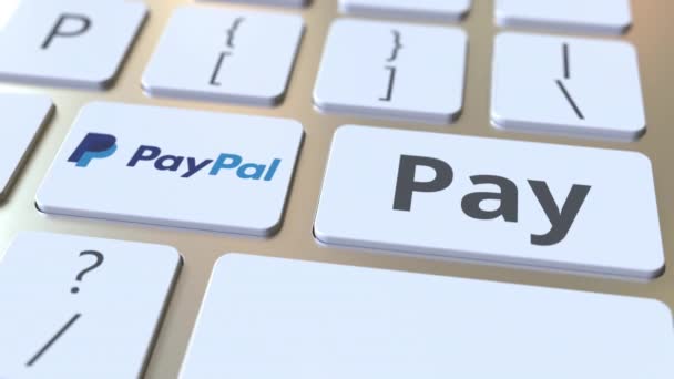 Клавіатура з PayPal логотип компанії і оплатити текст на ключі. Редакційна концептуальна анімація — стокове відео