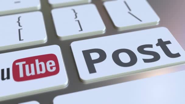 Tastiera per computer con logo YOUTUBE e testo Post sui tasti. Animazione editoriale — Video Stock