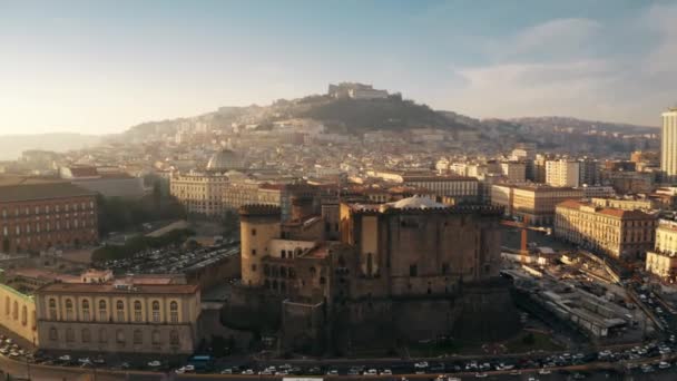 Luchtfoto van Castel Nuovo en Castel Santelmo kastelen in Napels, Italië — Stockvideo