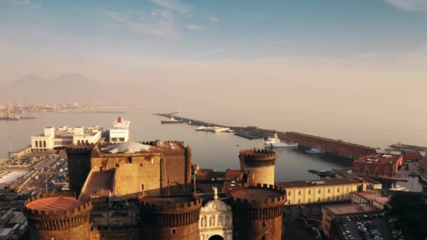 Flygfoto över Castel Nuovo castle, vulkanen Vesuvius och havet. Neapel, Italien — Stockvideo