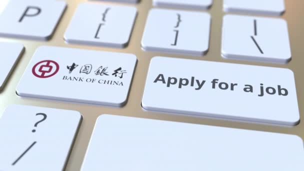 Teclado de ordenador con logotipo BANCO DE CHINA y Solicitar un texto de trabajo en las teclas. Animación editorial — Vídeos de Stock