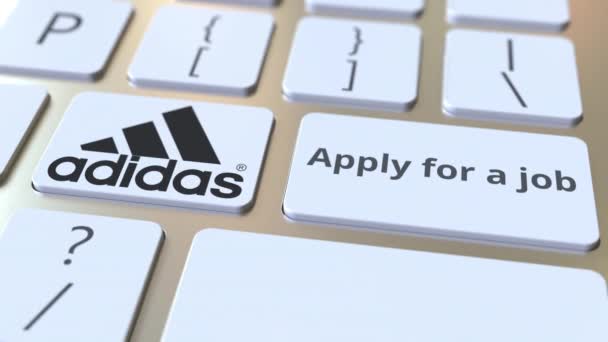 Computer keyboard met Adidas logo en solliciteer voor een job tekst op de toetsen. Redactionele animatie — Stockvideo