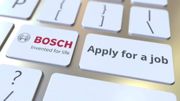 Клавиатура с логотипом компании BOSCH и текстом заявки на вакансию на клавишах. Редакционная концептуальная анимация — стоковое видео