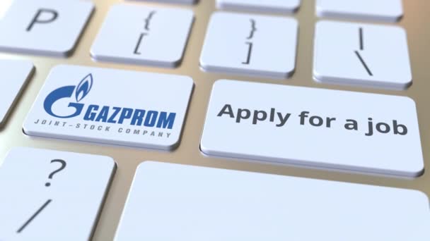 Логотип компании "Газпром" и заявка на получение рабочего текста на клавишах клавиатуры компьютера, редакционная концептуальная анимация — стоковое видео