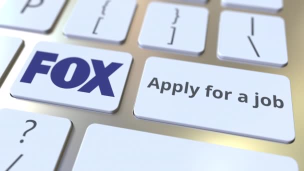 Λογότυπο της εταιρείας Fox και εφαρμογή για ένα κείμενο εργασίας στα πλήκτρα του πληκτρολογίου του υπολογιστή, εννοιολογική κίνηση σύνταξης — Αρχείο Βίντεο