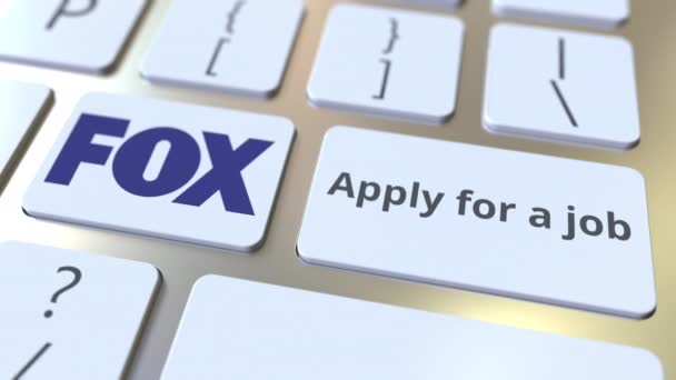 Fox firmenlogo und bewerbe dich um einen job text auf den tasten der computer-tastatur, redaktionelle konzeptionelle animation — Stockvideo