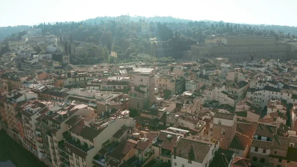 A légi felvétel a régi Forte di Belvedere, Palazzo Pitti palace és riverfront házak, Firenze, Olaszország — Stock Fotó