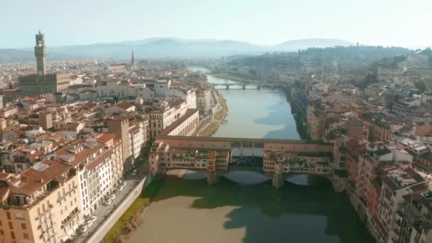 Festői légi felvétel, a Ponte Vecchio híd és az Arno folyó belül városkép-Firenze, Olaszország — Stock videók