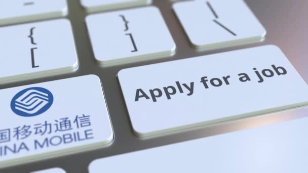 Tastatur mit China mobilen Firmenlogo und bewerben Sie sich für einen Job Text auf den Tasten. redaktionelle konzeptionelle Animation — Stockvideo