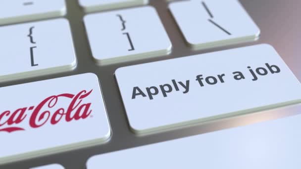 Coca-Cola şirket logosu ile klavye ve anahtarlar üzerinde bir iş metni için Uygula. Editoryal kavramsal animasyon — Stok video