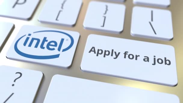Πληκτρολόγιο με το λογότυπο της εταιρείας Intel και εφαρμογή για ένα κείμενο εργασίας στα κλειδιά. Κίνηση εννοιολογικής εικόνας — Αρχείο Βίντεο