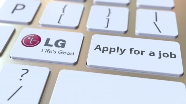 Teclado con logotipo de la empresa LG y Solicitar un texto de trabajo en las teclas. Animación conceptual editorial — Vídeo de stock