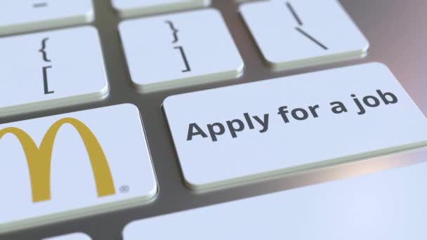 McDonalds företags logo typ och Ansök om ett jobb text på tangenterna på datorns tangent bord, redaktionella konceptuella animation — Stockvideo