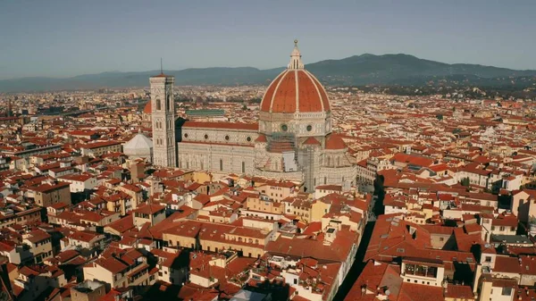 Aerial shot of the city of Florence involving the Cathedral or Cattedrale di Santa Maria del Fiore, Italy — Stock Photo, Image
