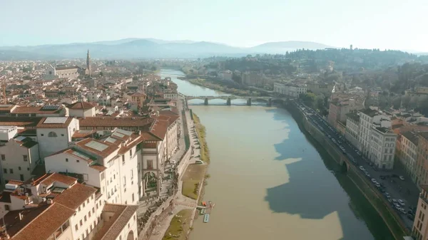 Luchtfoto van de Arno rivier en stadslandschap van Florence, Italië — Stockfoto