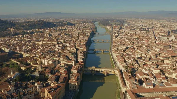 Luchtfoto van de beroemde Ponte Vecchio en andere bruggen over de rivier Arno in Florence, Italië — Stockfoto