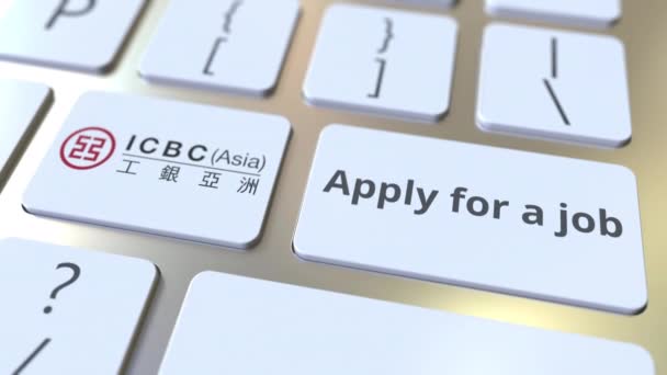 Клавиатура с логотипом ICBC и текстом заявки на вакансию на клавишах. Редакционная концептуальная анимация — стоковое видео
