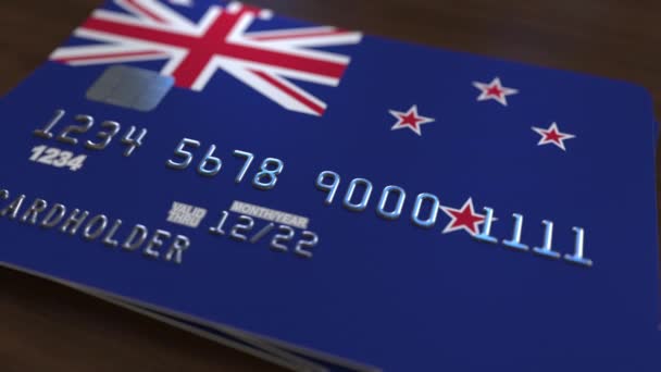 Plastic bankkaart met vlag van Nieuw-Zeeland. Nationale bancaire systeem gerelateerde animatie — Stockvideo
