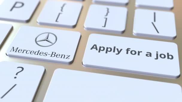 Mercedes-Benz логотип компанії і подати заявку на роботу тексту на клавішах комп'ютерної клавіатури, редакційний концептуальний анімації — стокове відео