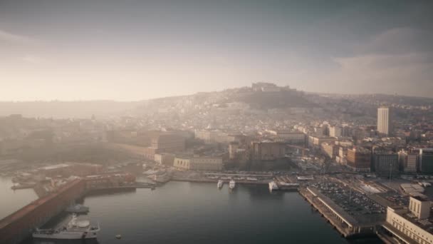 Vista aérea de la ciudad de Nápoles desde el puerto en un día nebuloso. Italia — Vídeos de Stock