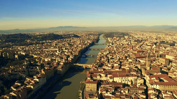 Letecký snímek slavného mostu Ponte Vecchio a jiné mosty ve Florencii, Itálie — Stock fotografie