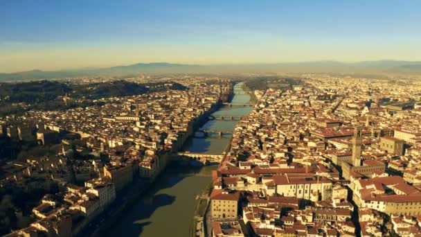 Letecký snímek slavného mostu Ponte Vecchio a jiné mosty ve Florencii, Itálie — Stock video