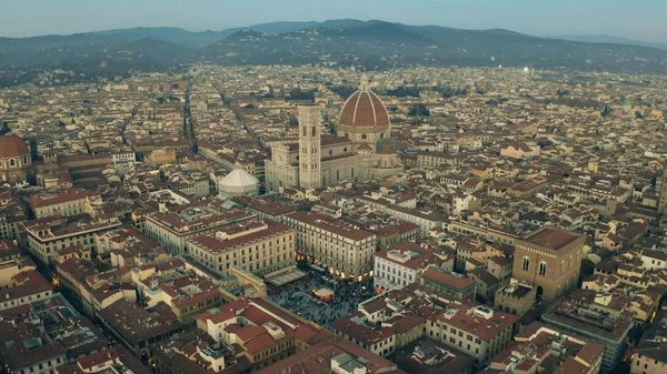Veduta aerea del punto di riferimento principale di Firenze, Cattedrale o Cattedrale di Santa Maria del Fiore la sera — Foto Stock