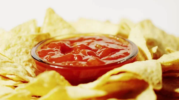 Křupavá tortilla chipsy a hot salsa omáčka na desku, close-up shot — Stock fotografie
