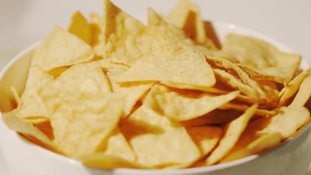 Haufen Tortilla-Chips auf dem Teller, Nahaufnahme — Stockvideo