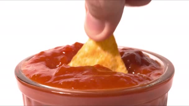 Homem mergulha tortilla chip em molho de salsa quente vermelho, tiro de close-up — Vídeo de Stock