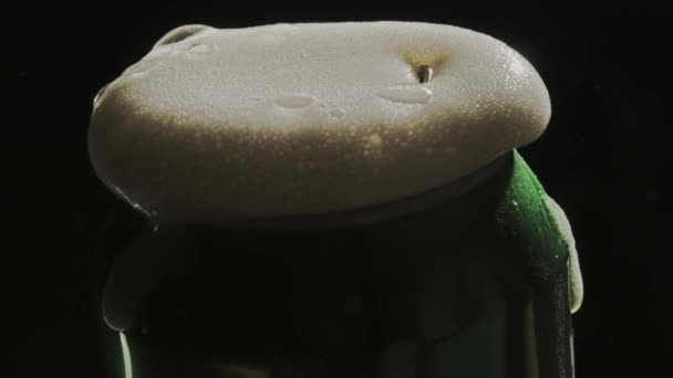 Pivo přetečení z hliníku může proti černému pozadí, Zpomalený záběr — Stock video