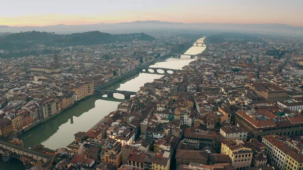 Malebné letecký snímek mostů přes řeku Arno ve Florencii, Itálie — Stock fotografie