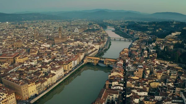 Luchtfoto van de historische brug Ponte Vecchio en de skyline van Florence, Italië — Stockfoto