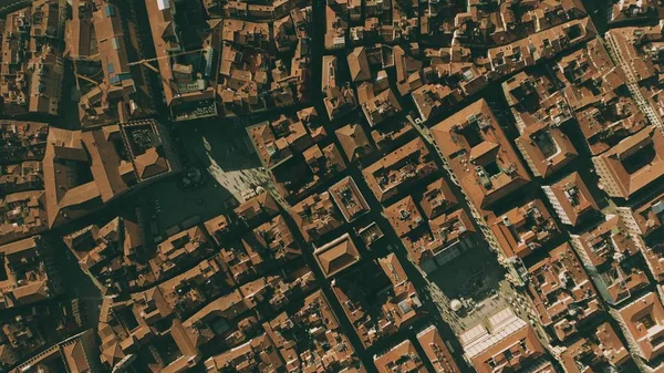 Vista aérea de arriba hacia abajo de calles estrechas, techos y plazas de azulejos en Florencia, Italia — Foto de Stock