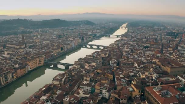 Festői légi felvétel a hidakat át az Arno-folyóra, Firenze, Olaszország — Stock videók