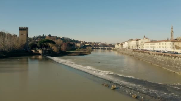 Floransa'da Arno Nehri'nin alçak irtifa hava atış. İtalya — Stok video