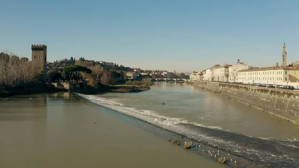 Tiro aéreo de baixa altitude do rio Arno em Florença. Itália — Fotografia de Stock