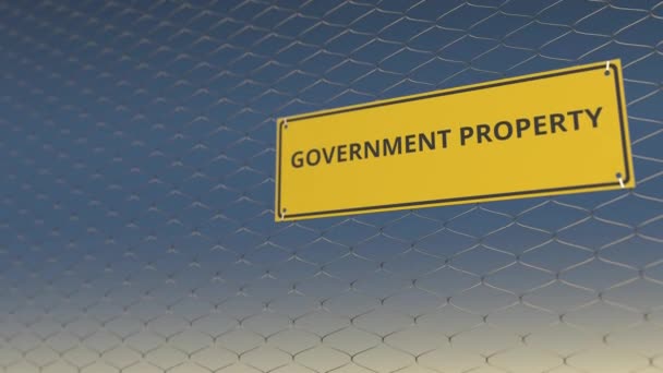 Regering eigenschap teken een een draad hek van gaas tegen blauwe hemel. 3D animatie — Stockvideo