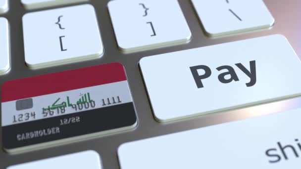 Cartão bancário com bandeira do Iraque como uma chave em um teclado de computador. Animação conceitual de pagamento online iraquiana — Vídeo de Stock