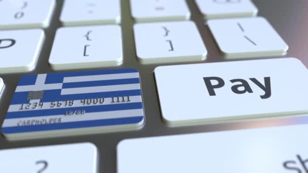 Tarjeta bancaria con la bandera de Grecia como una tecla en un teclado de ordenador. Animación conceptual de pago en línea griega — Vídeo de stock