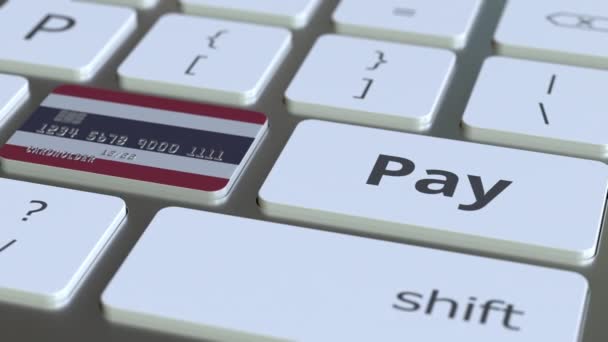 Tarjeta bancaria con la bandera de Tailandia como una tecla en un teclado de ordenador. Tailandés animación conceptual de pago en línea — Vídeo de stock