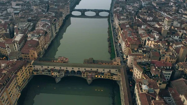 Zdjęcia lotnicze z słynnego mostu Ponte Vecchio i rzeki Arno, w godzinach wieczornych. Florencja, Włochy — Zdjęcie stockowe