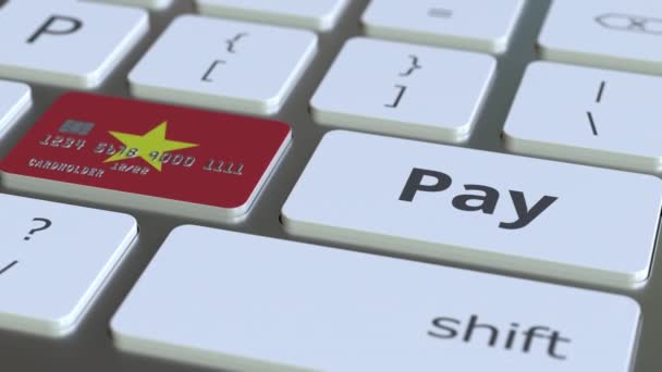 Банковская карта с флагом Вьетнама в виде ключа на компьютерной клавиатуре. Концептуальная анимация онлайн платежей во Вьетнаме — стоковое видео