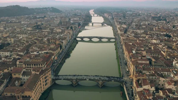Luchtfoto van de bruggen en de rivier Arno in Florence in de avond, Italië — Stockfoto