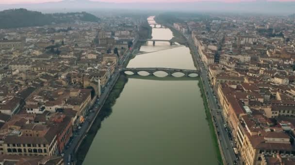 Luchtfoto van de bruggen en de rivier Arno in Florence in de avond, Italië — Stockvideo