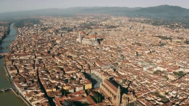 Luchtfoto van het stadsbeeld van Florence op een zonnige dag, Italië — Stockvideo