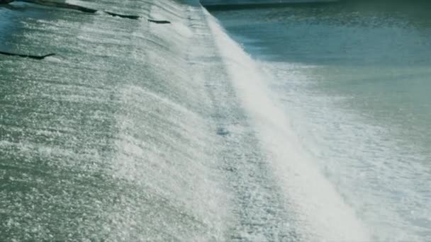 Tiro de movimento lento de uma cascata de água em um dia ensolarado — Vídeo de Stock